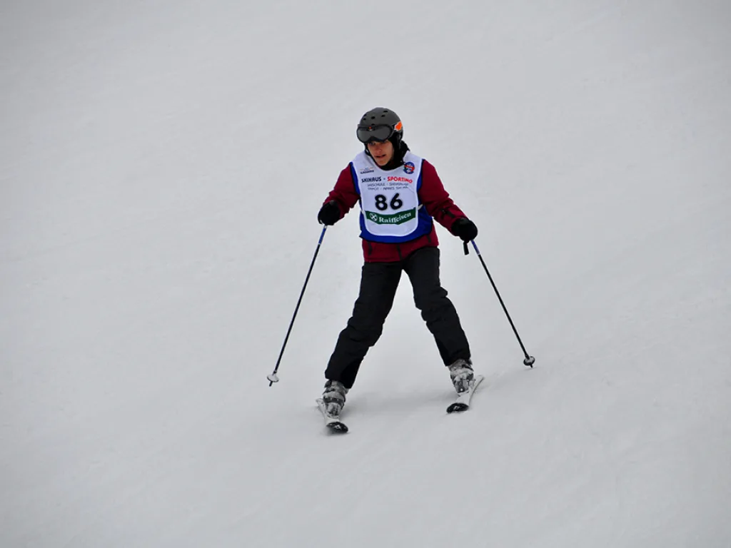 Skifahrerin mit Startnummer 86 auf der Strecke.